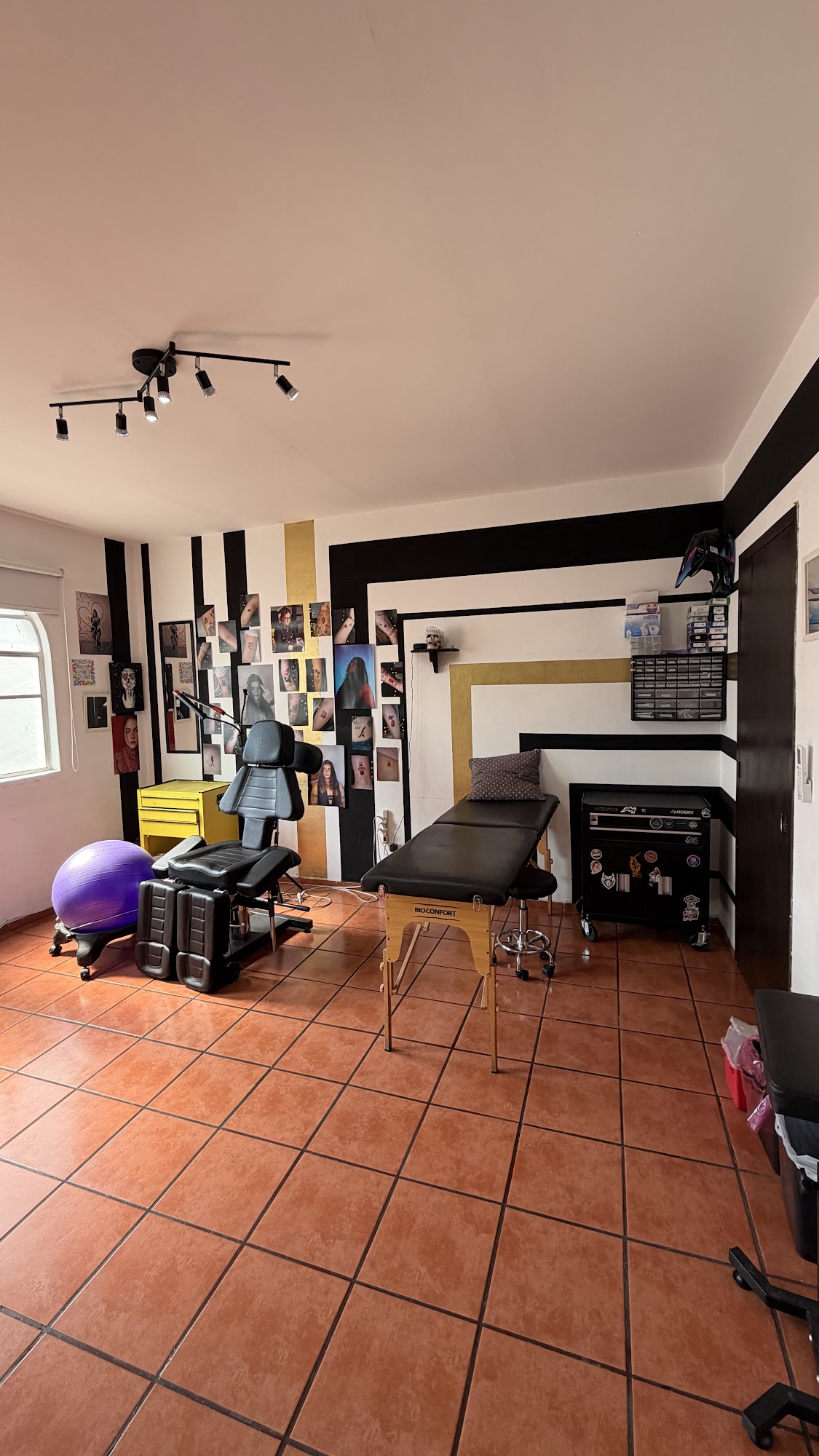 Interior privado de Poke Poke Tattoo Studio en Guadalajara